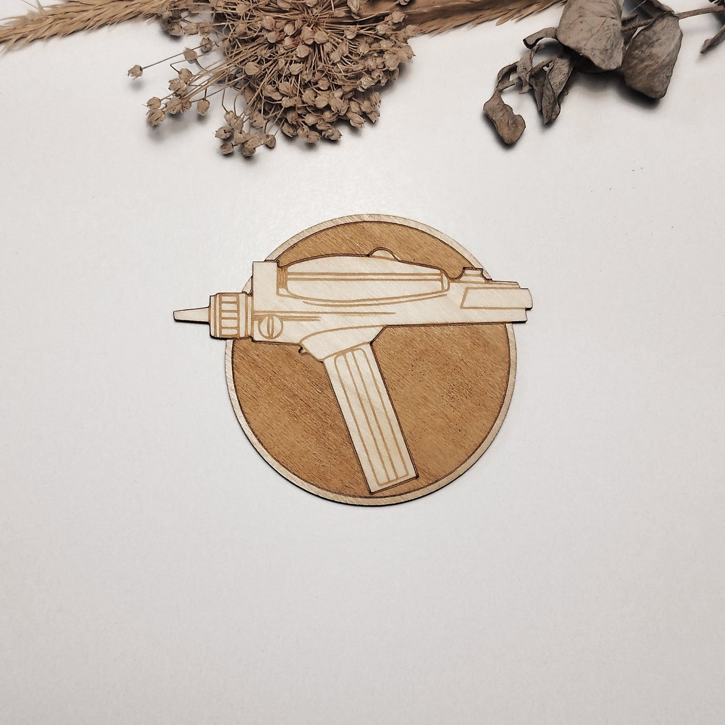 Set di sottobicchieri in legno incisi – Design cinematografico iconico