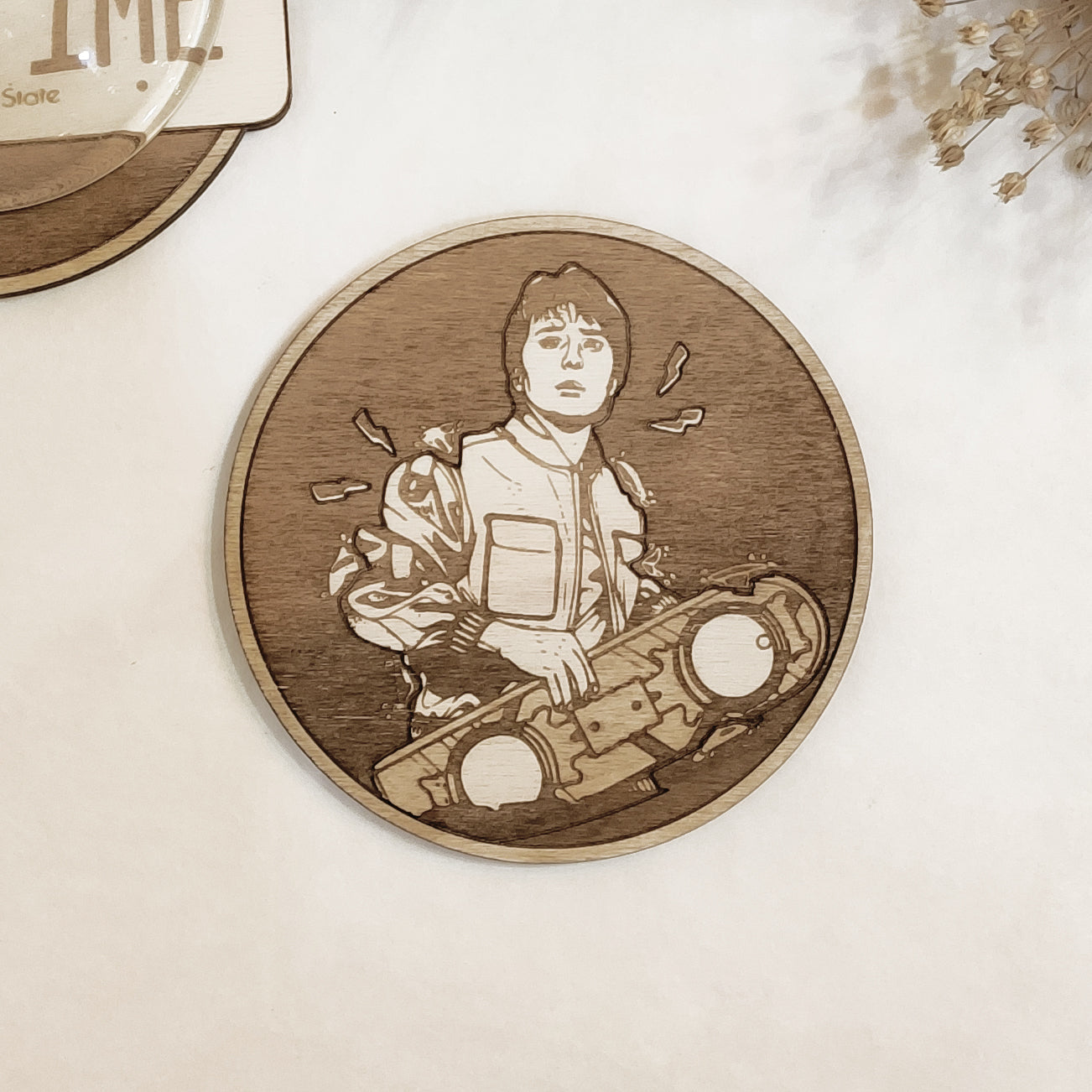 Set di 6 sottobicchieri in legno incisi – Design cinematografico iconico