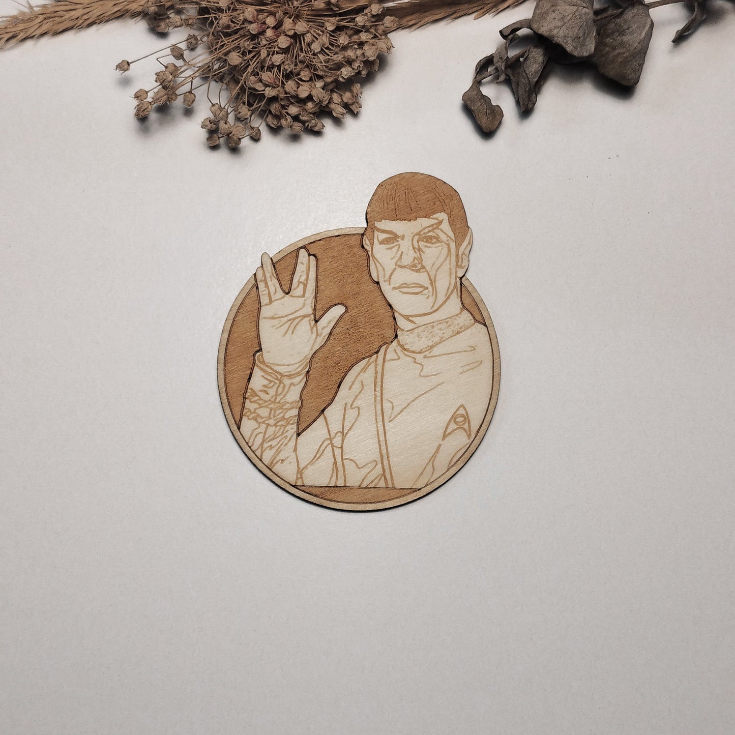 Set di sottobicchieri in legno incisi – Design cinematografico iconico